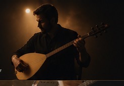 Sahnede akustik enstrüman çalan müzisyen